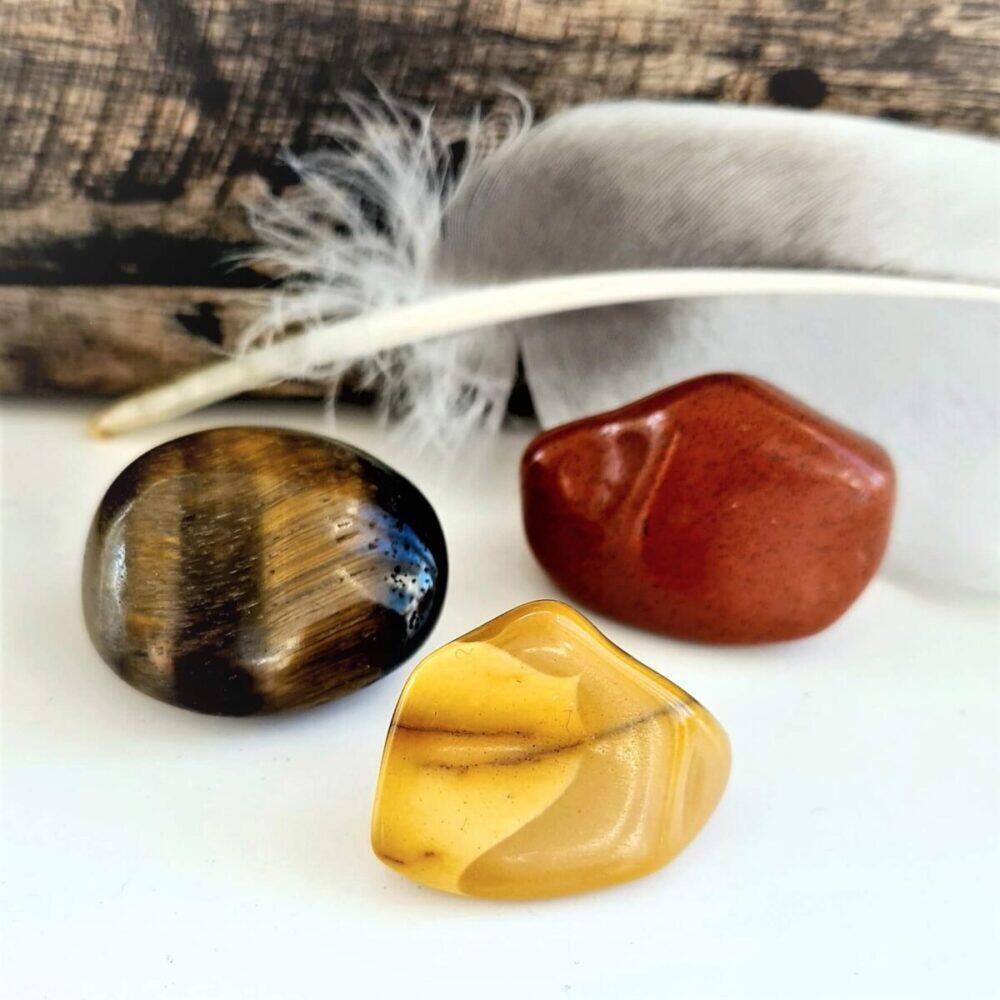 Kristallset med tigeröga, röd jaspis och mokait - för dig som vill skapa stabilitet och styrka i ditt liv.