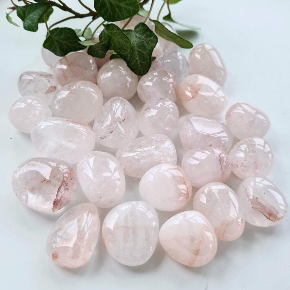 Trumlad Jordgubbskvarts - naturlig ljus