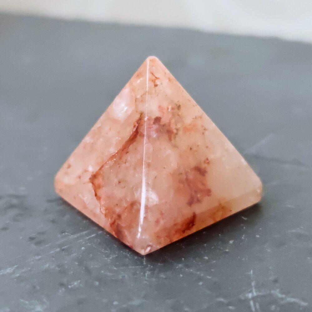 Jordgubbskvarts - slipad pyramid