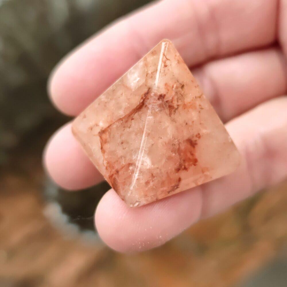 Pyramid slipad i Jordgubbskvarts