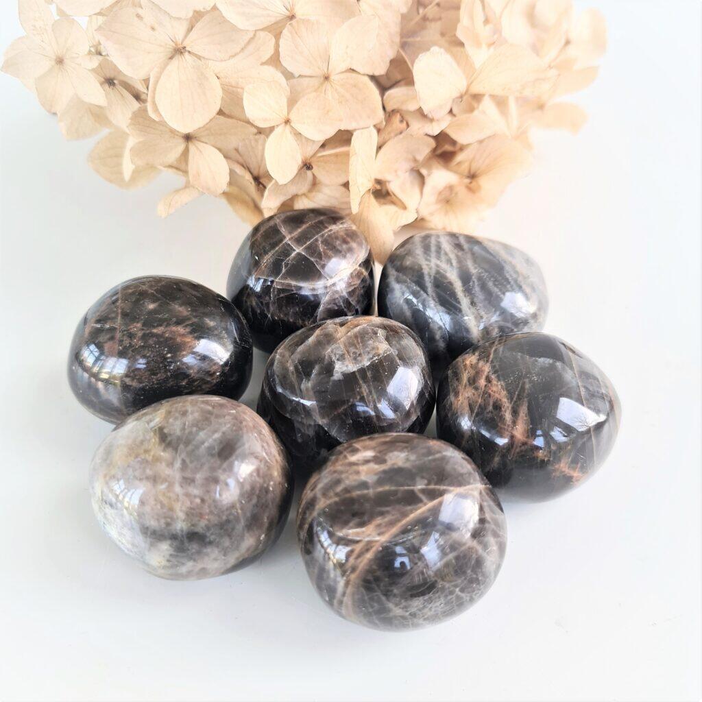 svart månsten - cuddlestone