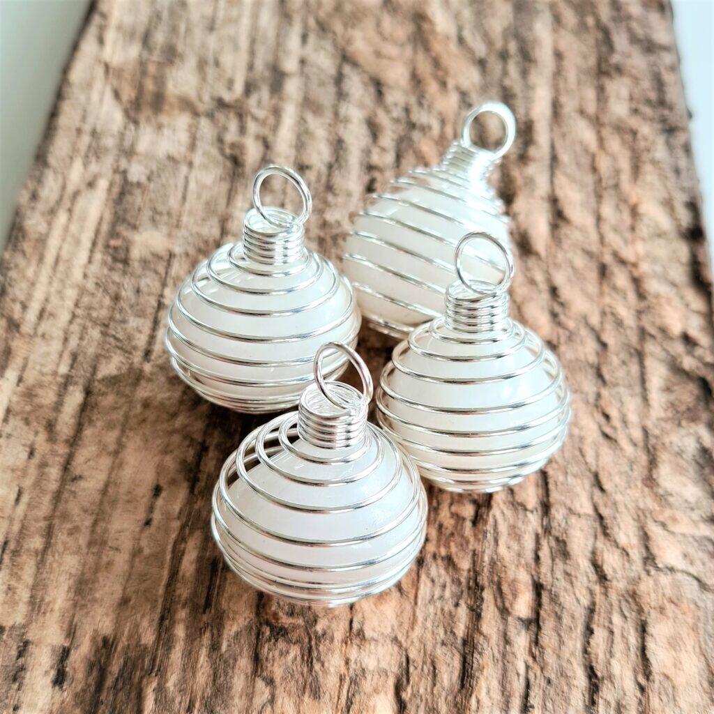 spiralhänge med vit agat