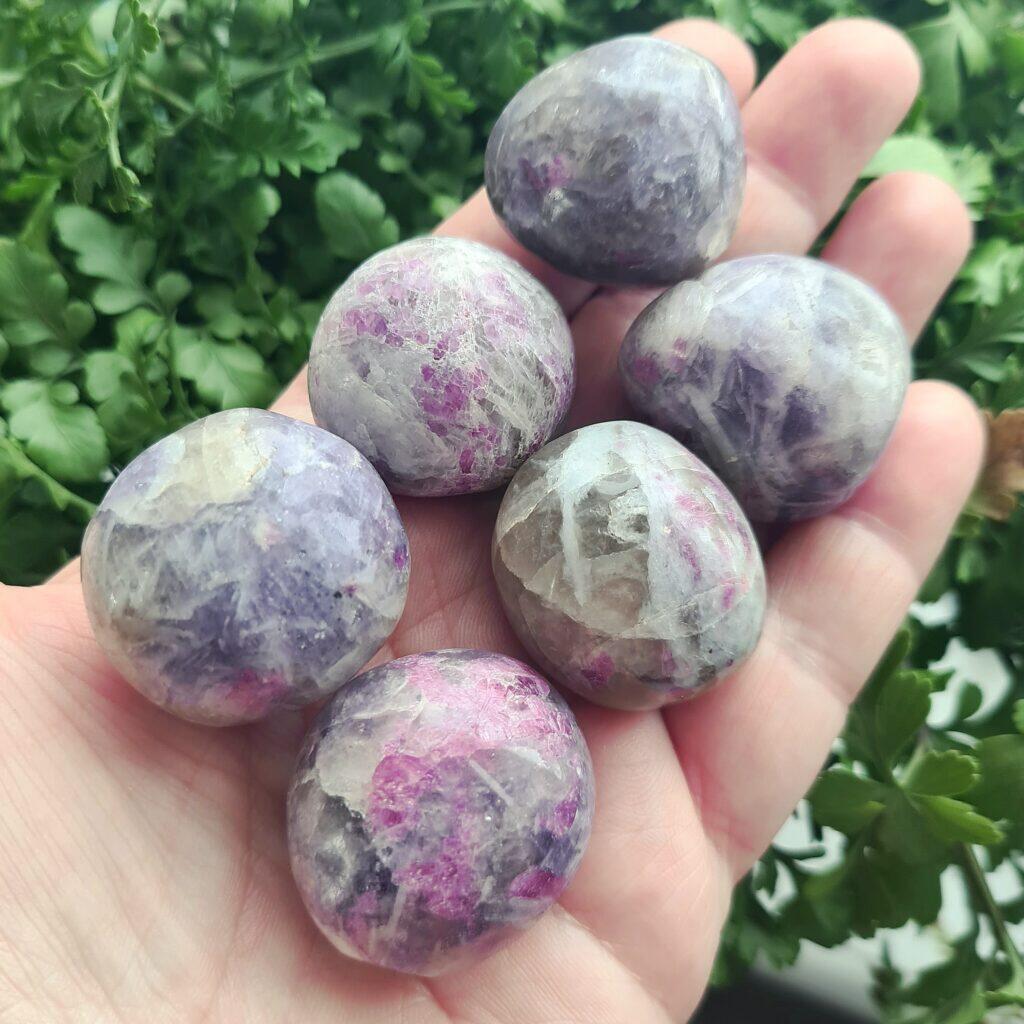 Lepidolit med rosa Turmalin - cuddlestone