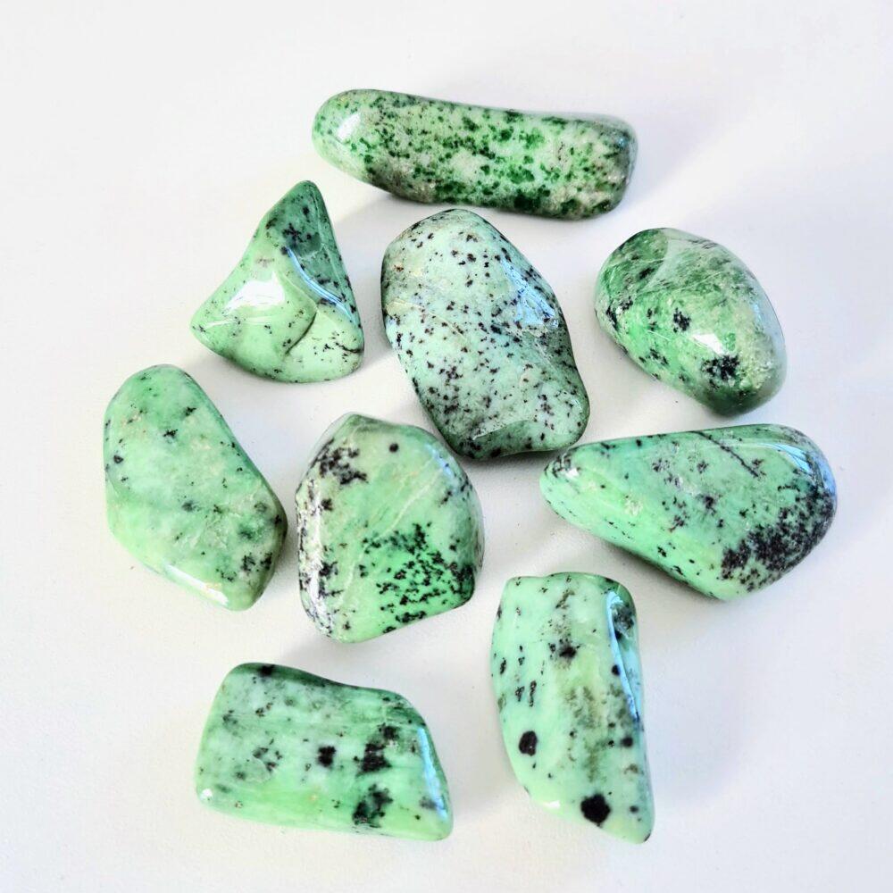 Grosularit grön trumlad sten