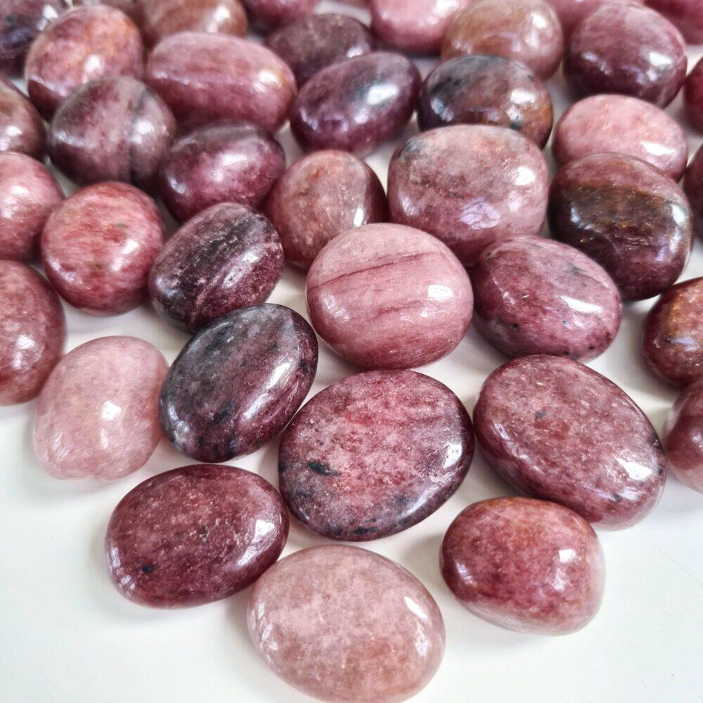 Jordgubbskvarts mörk naturlig trumlad