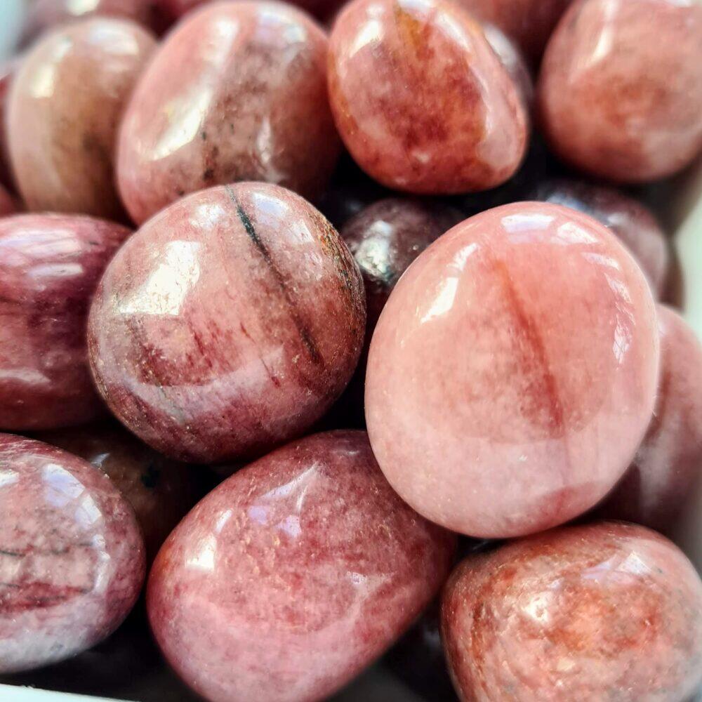 Jordgubbskvarts trumlad naturlig mörk