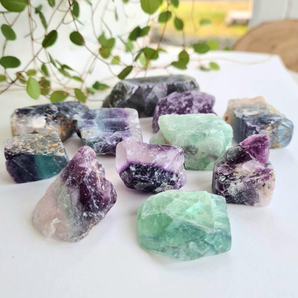 regnbågsfluorit råa bitar