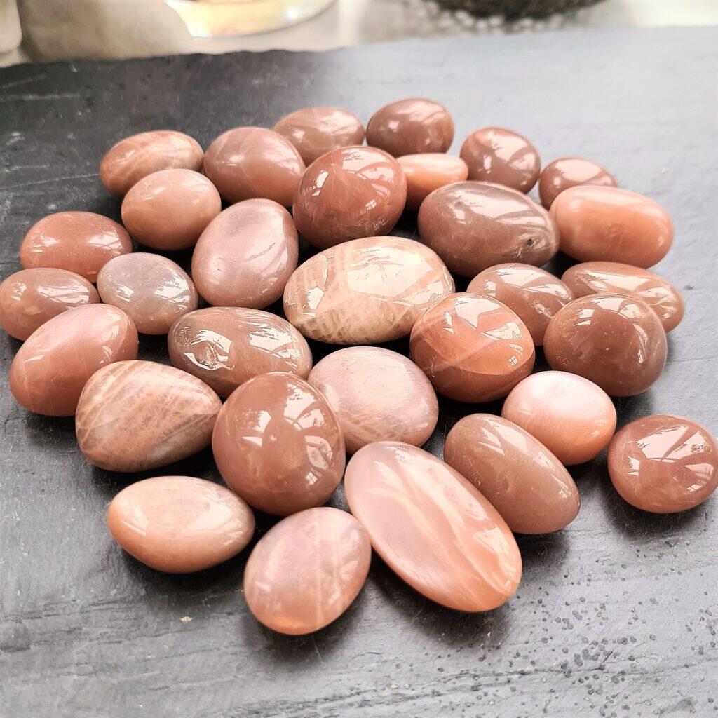 Månsten - rund persikofärgad trumlad A