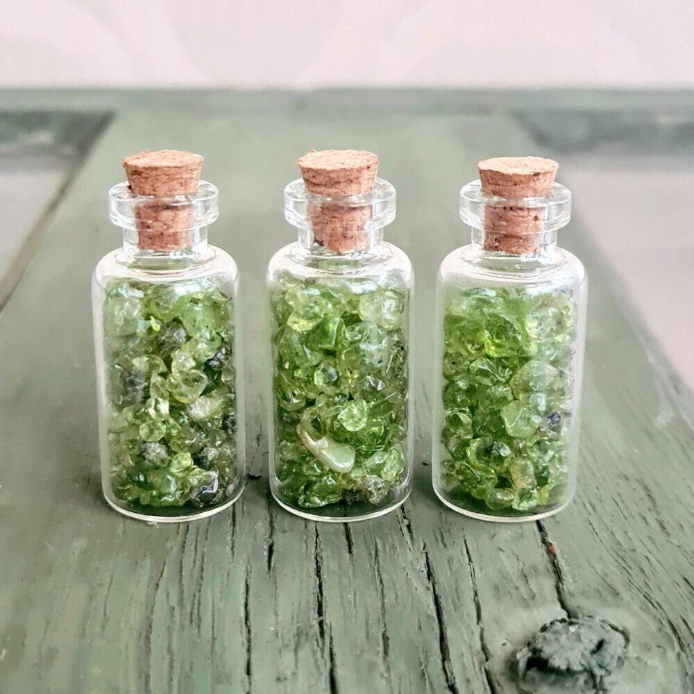 Peridot - kristallchips i glasflaska