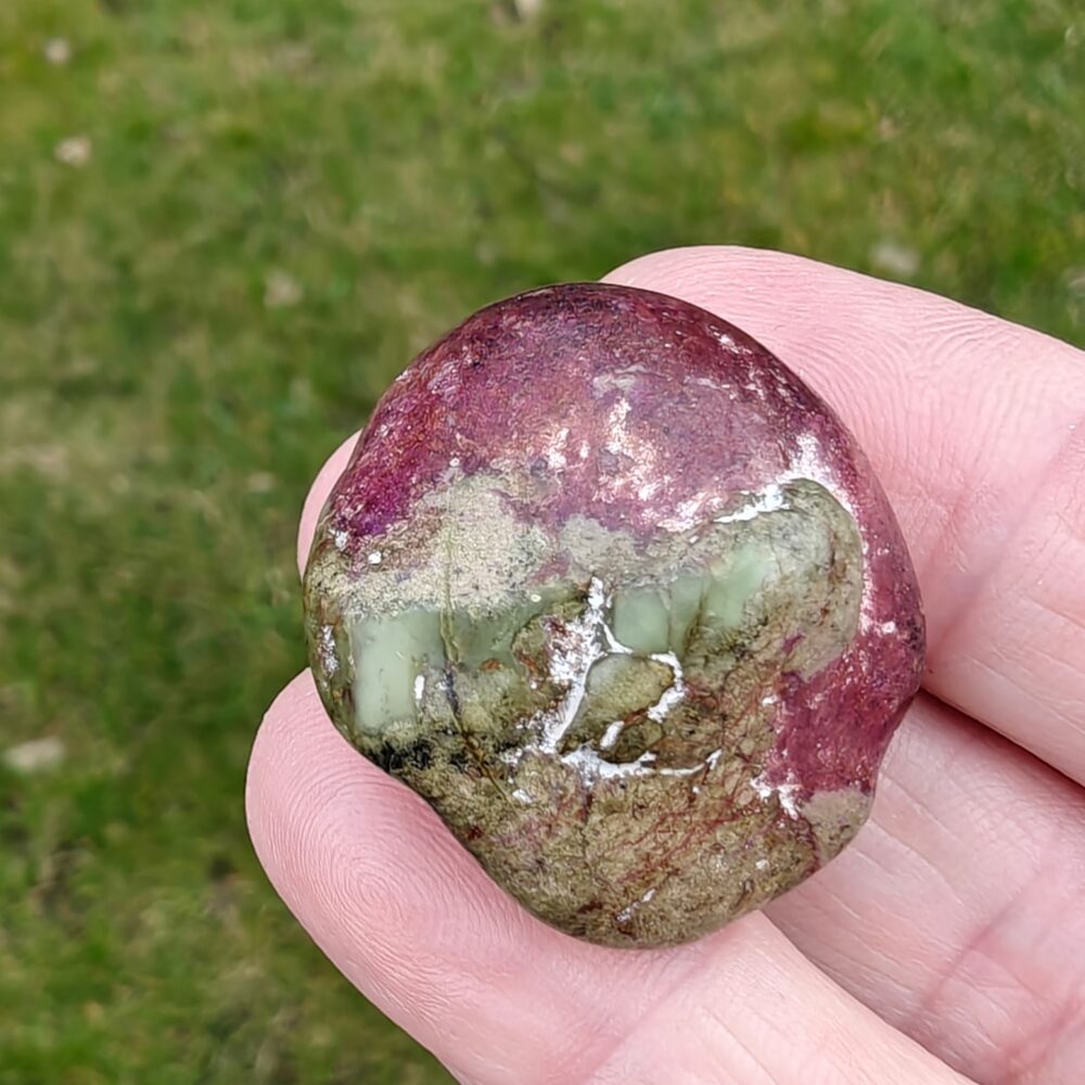 Stichtit - en unik kristall i grönt och lila